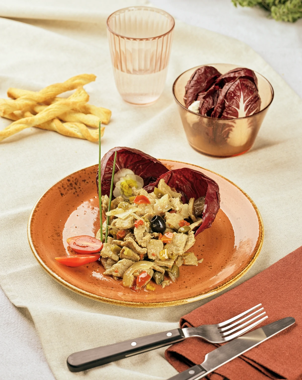 Secondo a base di carne servito con insalata e grissini