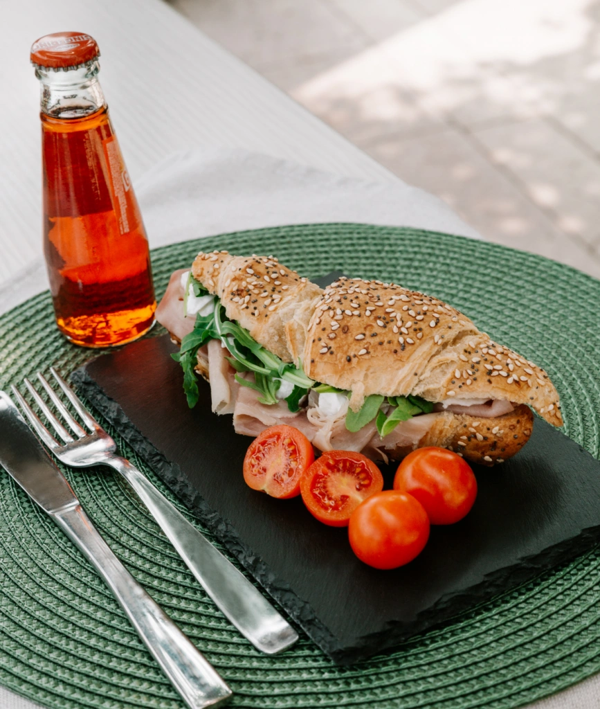 Brioche salata con prosciutto, rucola e pomodorini