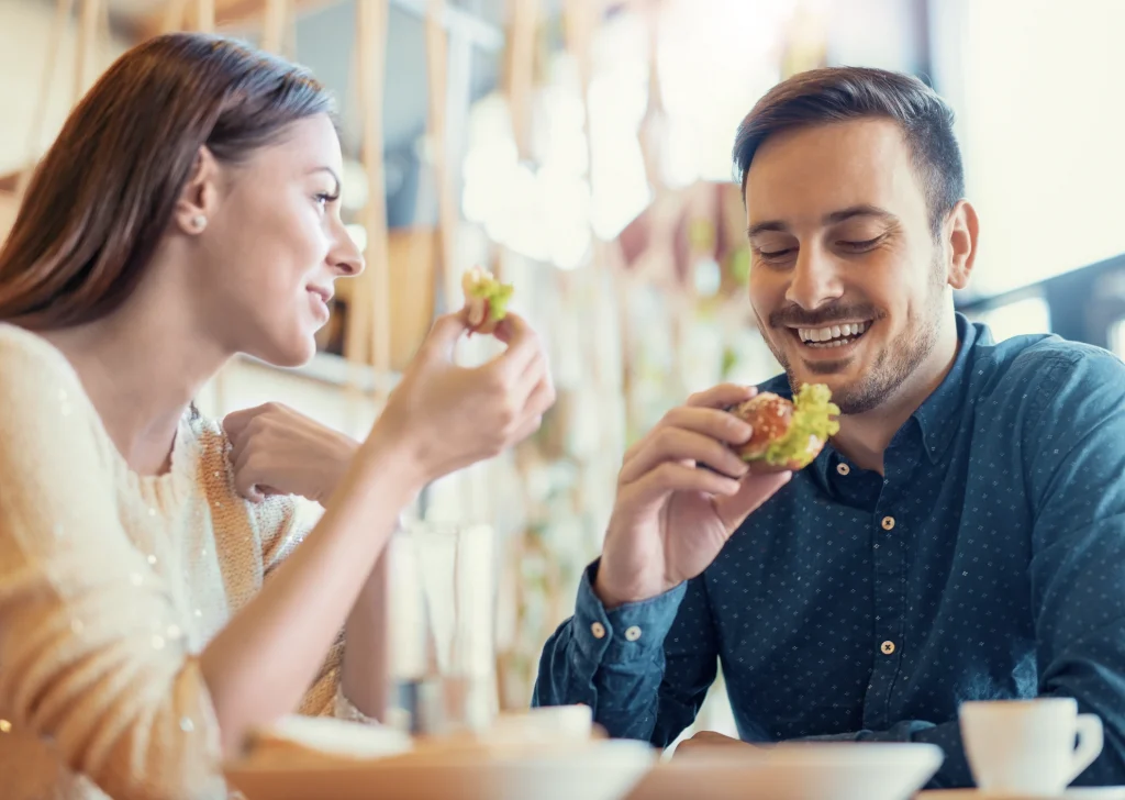 colleghi in pausa che bevono un caffè e mangiano uno spuntino